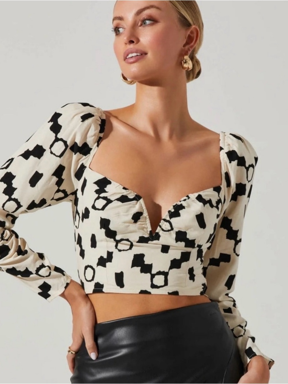 Astr Abstract Black & Cream Sweetheart Puff Sleeve Crop Top